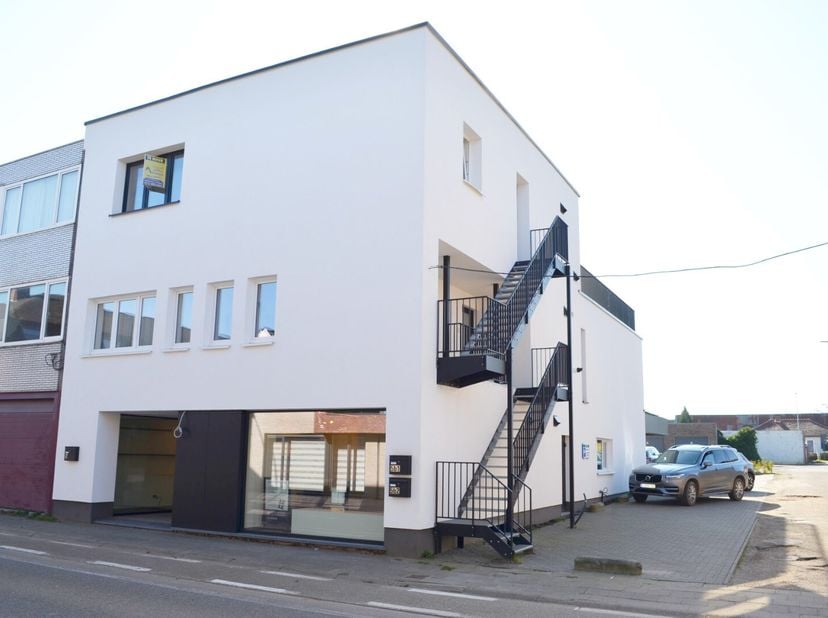 Nieuwbouwappartement met één slaapkamers op de tweede verdieping.&lt;br /&gt;
Indeling : inkomhall, ruime woonkamer met open keuken (groot keukenmeubel voor