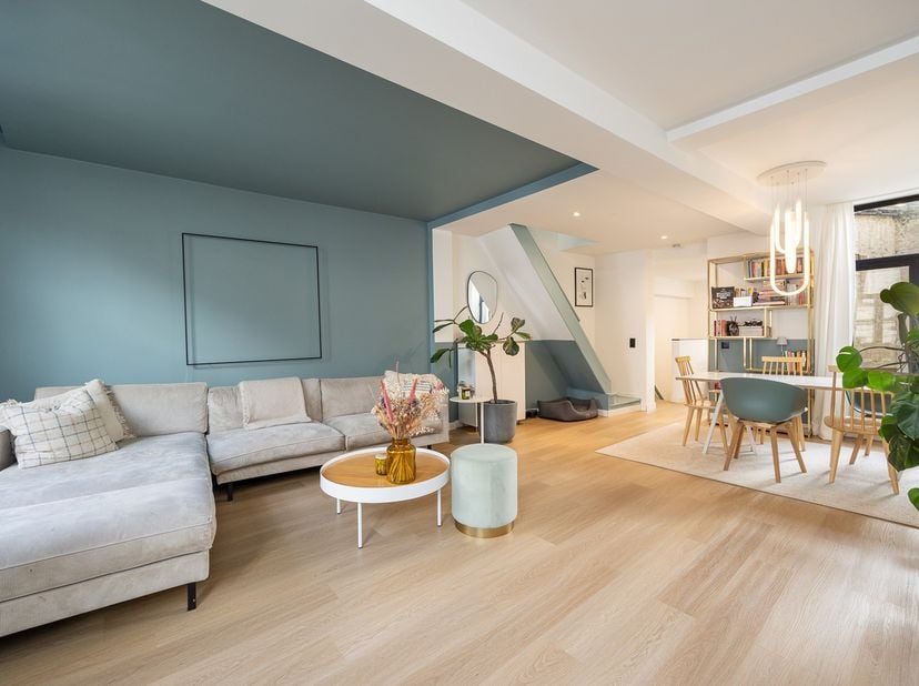 Dit handelspand met woonst in Vilvoorde is de perfecte plek voor wie wonen en werken wil combineren op een toplocatie. Bij het binnenkomen word je ver