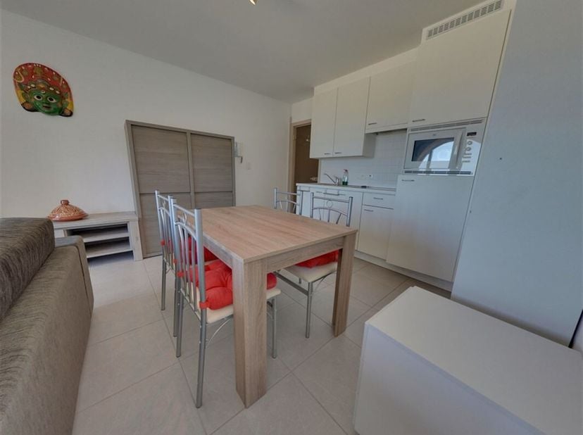 Studio beau avec coin à dormir et vue sur la mer.&lt;br /&gt;
Le studio est situé au septième étage et a une belle vue sur la plage et la mer. Il comprend u