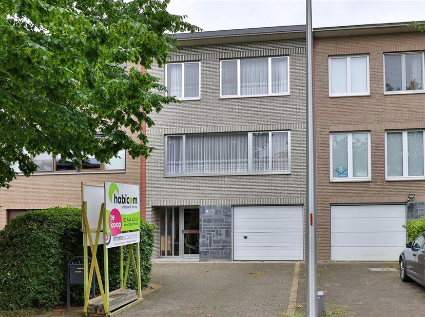 Op een zeer rustige locatie, in een verkeersluwe straat, bieden wij u deze gezinswoning (162m²) aan met 3 slaapkamers. De woning is gelegen op een wes