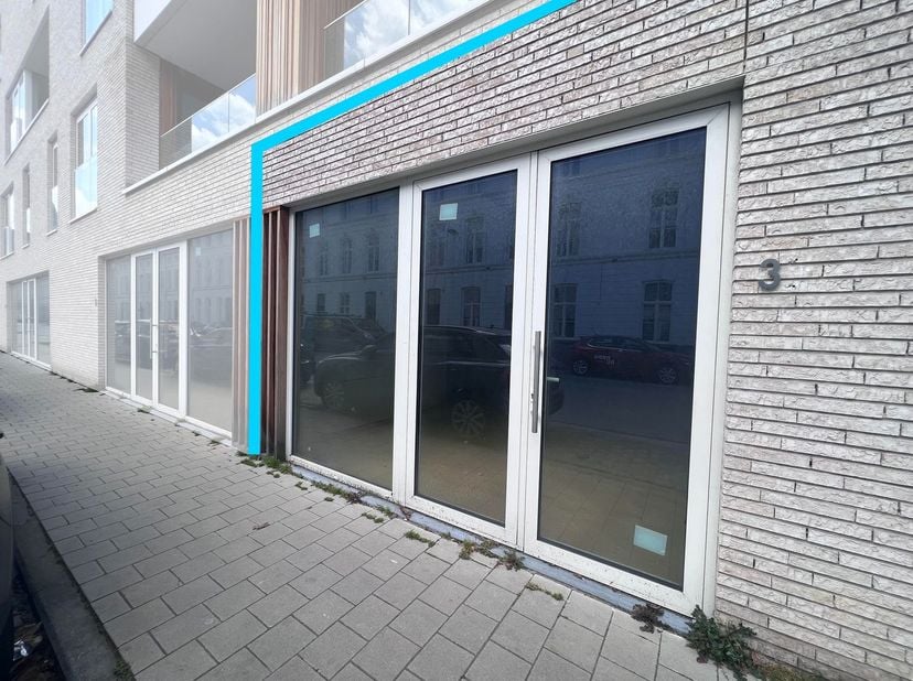 Fenomenaal gelegen nieuwbouw kantoorruimte/handelspand met een oppervlakte van 120 m² te koop aan het Handelsdok in Gent, een ideale locatie met een u