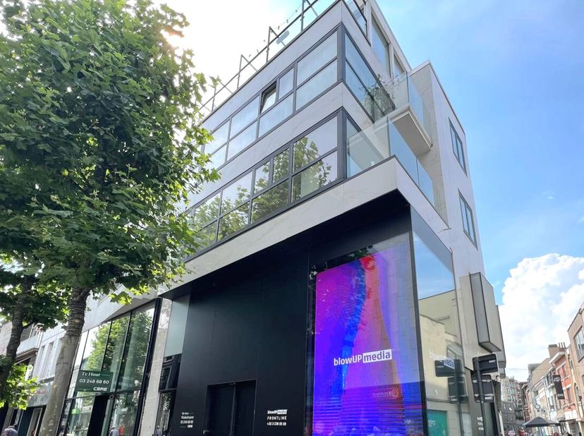 Ruim appartement met veel lichtinval gelegen op de winkelstraat van Hasselt. &lt;br /&gt;
Indeling:&lt;br /&gt;
Verdiep +2:&lt;br /&gt;
- inkomhal&lt;br /&gt;
- woonkamer&lt;br