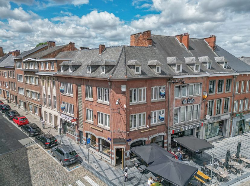 Immeuble de rapport composé de 7 unités entièrement louées, idéalement situé sur la Grand Place de Nivelles, à proximité immédiate de toutes les commo