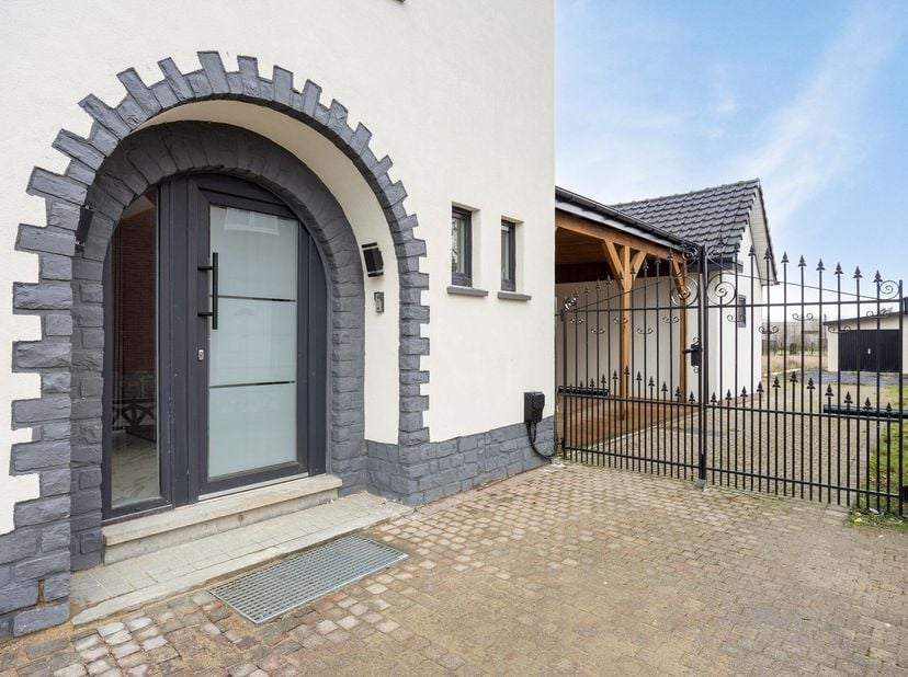 Deze gerenoveerde eengezinswoning, gelegen op een gewilde locatie op slechts 5 minuten van het centrum van Hasselt, onderging in 2023 een grondige ene