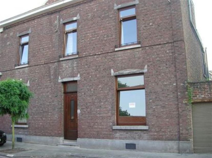 Rue de la Fonderie 1 à 7000 MONS. Maison d&#039;angle composée de : hall d&#039;entrée, séjour, cuisine, chambre (ou bureau); à l&#039;étage : salle de bains, 2 cham