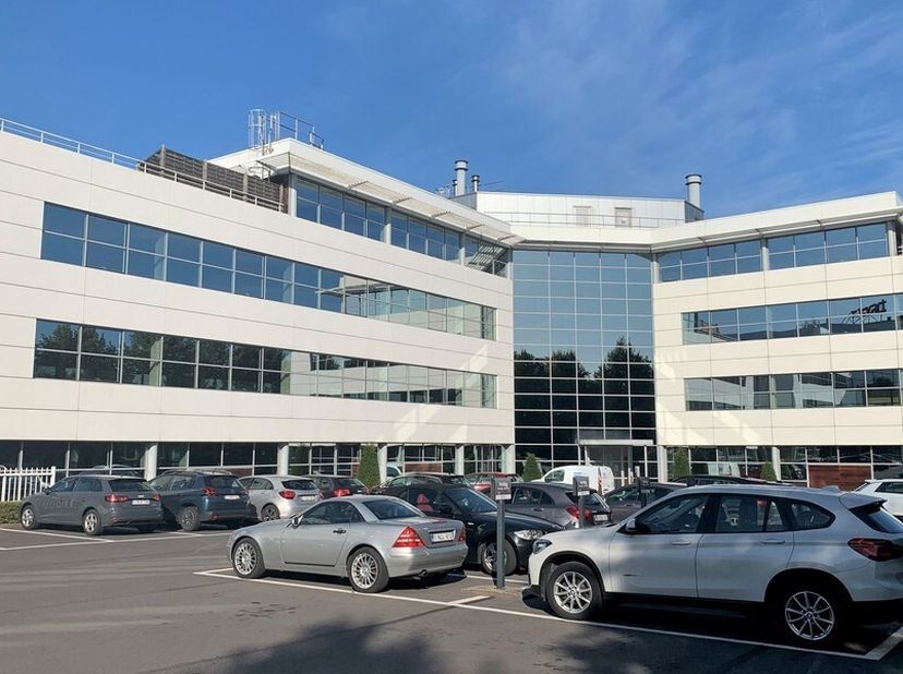 445m² kantoorruimte op 1ste verdieping (uitbreidbaar tot 1077m²)&lt;br /&gt;
Ligging: vlakbij afrit E19; bushalte op wandelafstand&lt;br /&gt;
Specificaties: alum