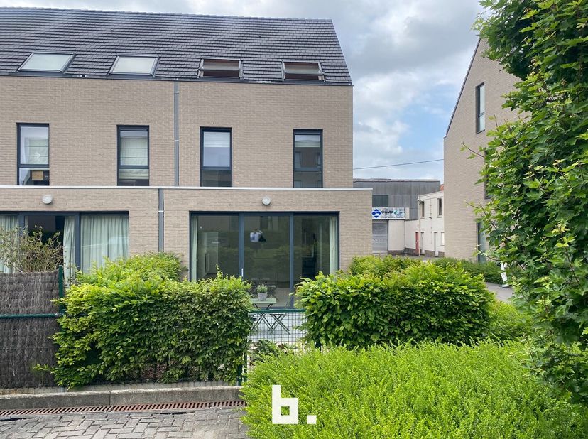 Deze instapklare halfopen woning is zeer centraal gelegen te Kortrijk met inkomhal, gastentoilet, berging, ruime living met aansluitende koer met teve