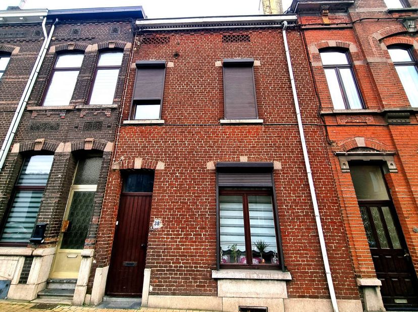 Maison de maître 3 chambres et jardin&lt;br /&gt;
Située à proximité des grands axes et de toutes les commodités (École, commerce, centre sportif,).&lt;br /&gt;
C