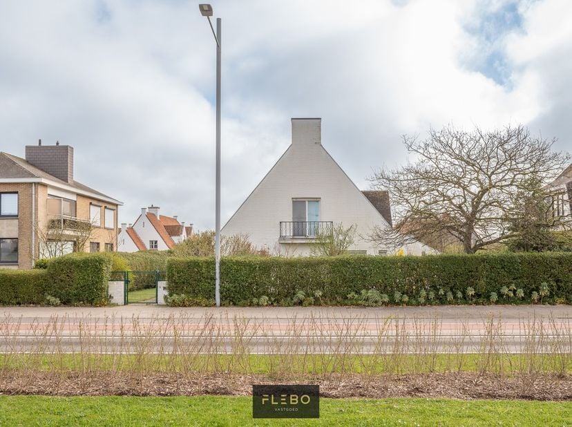 Deze ruime alleenstaande woning, gelegen op slechts 300 meter van het strand, biedt talloze mogelijkheden om tot een prachtig thuis te worden getransf