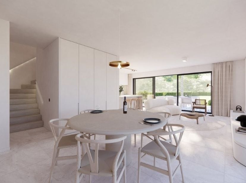 Ontdek deze stijlvolle woning die momenteel volledig vernieuwd wordt met oog voor kwaliteit, duurzaamheid en modern wooncomfort. Dankzij het gebruik v