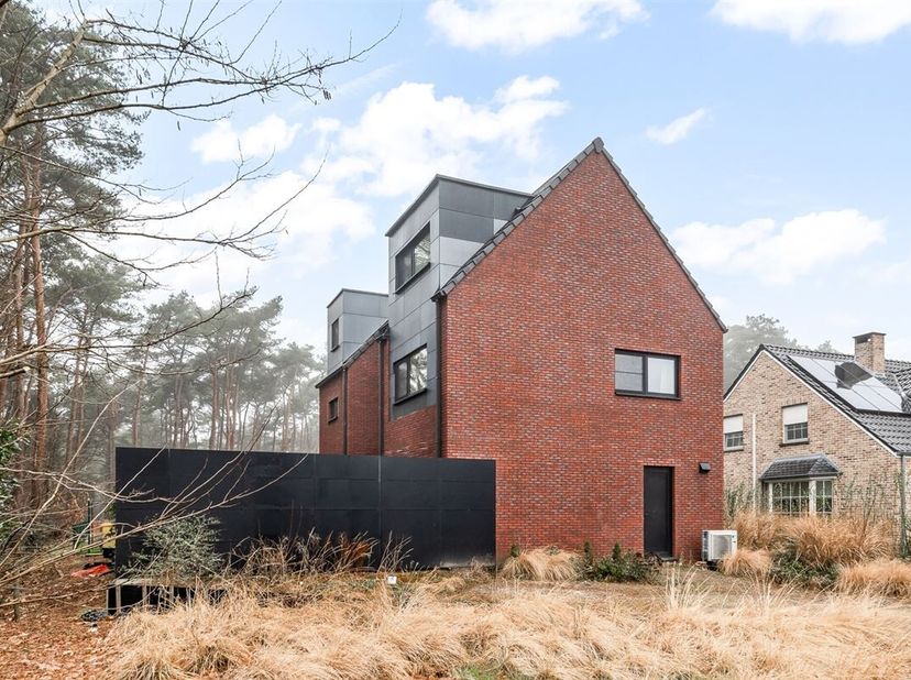 Recente, ruime, energiezuinige woning met mogelijkheid tot appartement op zolderverdieping&lt;br /&gt;
Belangrijkste troeven:&lt;br /&gt;
- Leuke ligging nabij sc