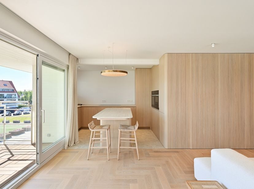 Cet appartement magnifique est situé dans une résidence de villa et offre une vue panoramique sur La Réserve et le Casino.&lt;br /&gt;
En entrant, nous nous