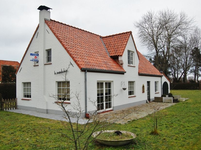 Charmante villa met afgesloten tuin te huur. Rustig gelegen in een doodlopende straat vlak bij natuurgebied de Doornpanne. Ook in de nabijheid van het