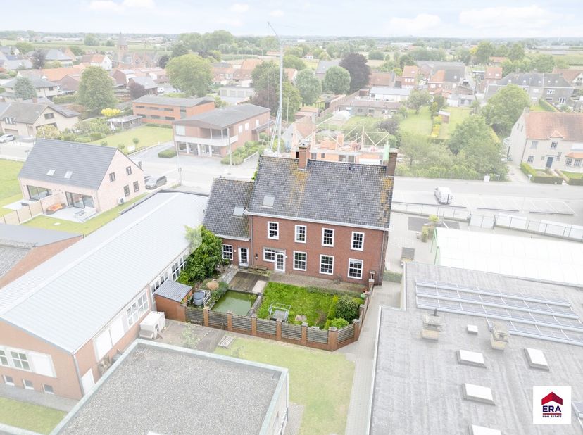 Prachtige herenwoning met 5 slaapkamers op 680m² in Markegem! MOGELIJKHEDEN: deze eigendom kan perfect dienen als kangoeroewoning, vrij beroep, ...Lig