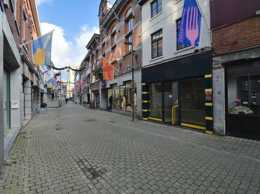 Te renoveren handelspand met woonst, op een mooie locatie in het centrum van Tongeren. &lt;br /&gt;
&lt;br /&gt;
Gunstig gelegen in het centrum van Tongeren met a