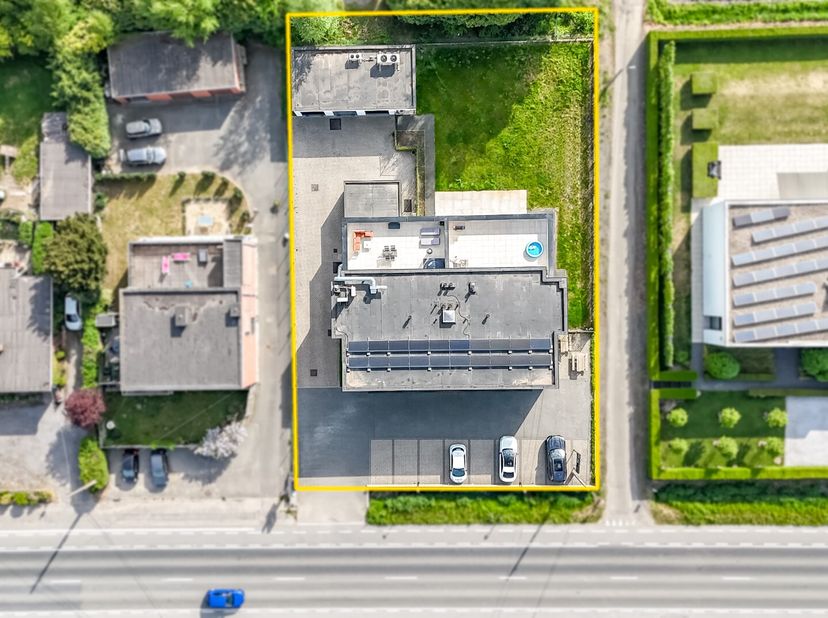 Uniek opbrengsteigendom met 2 appartementen, 2 handelspanden, atelier, conciërgewoning 3 garages en parkeergelegenheid (10 wagens)&lt;br /&gt;
Bent u op zoe