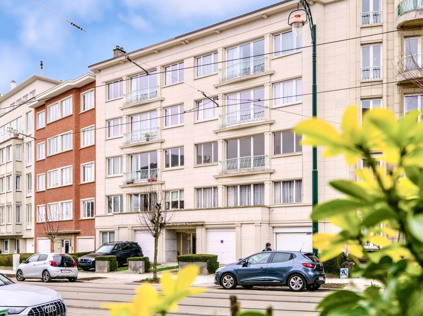 Sis dans ce quartier dynamique d’Ixelles, découverte d’un bel appartement meublé situé au dernier étage un immeuble de standing.&lt;br /&gt;
D’une superfici