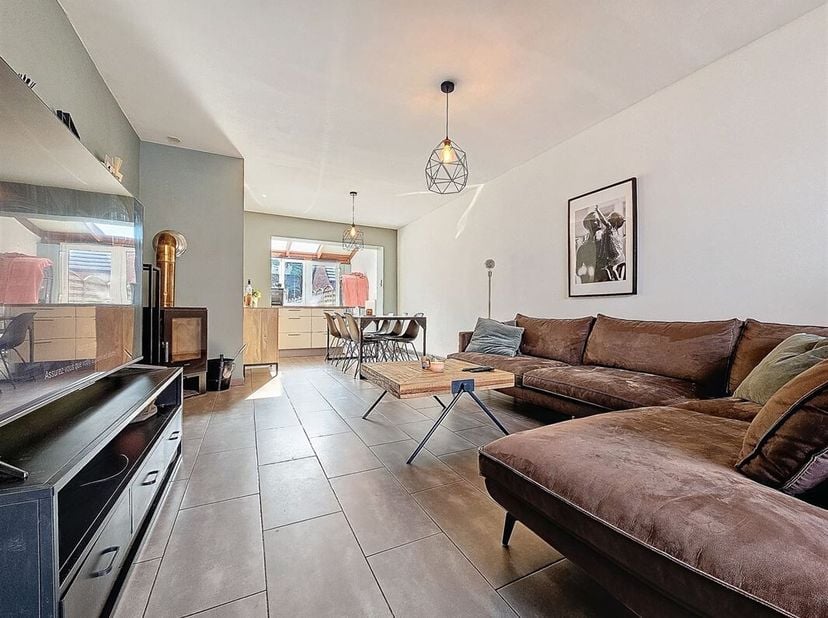 SOUS OPTION - PLUS DE VISITE - Prix: Offre à partir de 185.000 euros, frais d&#039;agence non inclus et à charge de l&#039;acquéreur.&lt;br /&gt;
Chouette maison habi