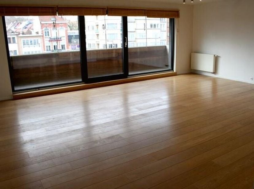 Très bel appartement de 120m² et composé de :&lt;br /&gt;
- 1 chambre en plancher de +- 19 m² avec dressing et salle de bains attenante avec douche séparée