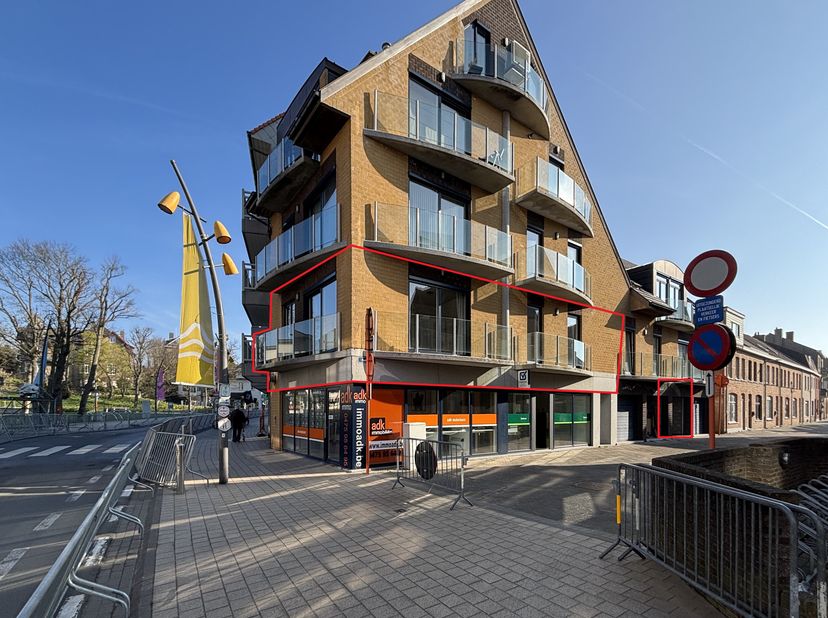 Bel appartement (m²) bien entretenu et lumineux à louer avec 2 chambres, garage et trois terrasses d&#039;une superficie totale de 12 m². Situé dans un emp