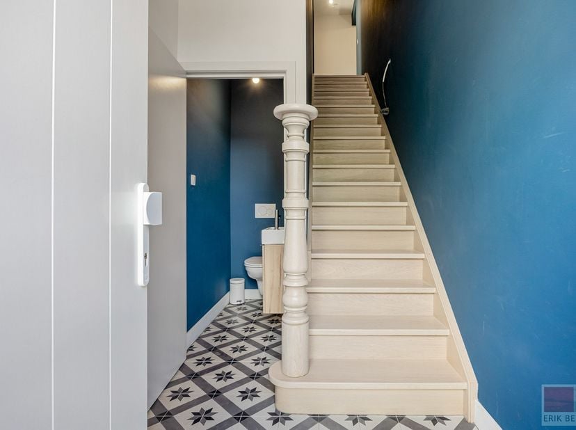 Dit unieke loft-appartement aan de Oude Kerkstraat 55 in Dilsen-Stokkem strekt zich uit over drie verdiepingen en biedt ongeveer 160 m² hoogwaardige w