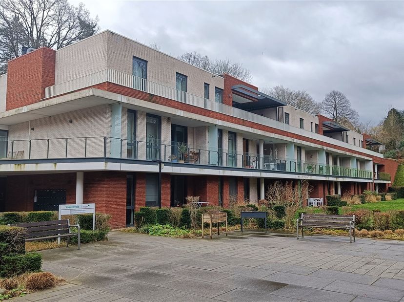 Découvrez ce Serviceflat confortable dans la résidence Vulpia Vuerenveld, dans le quartier calme de Wezembeek-Oppem. D&#039;une superficie de 80m², il offr