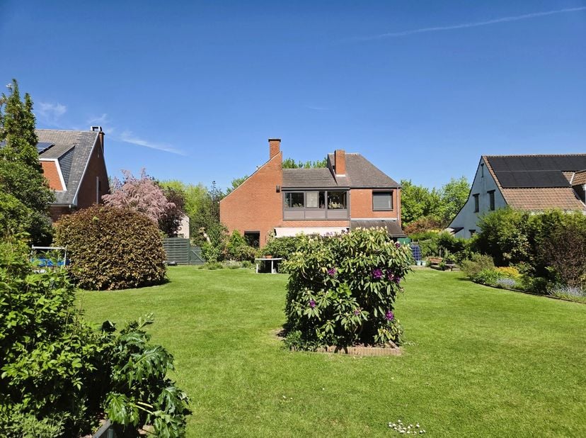 Maison 4 façades pleine de charme implantée sur un très beau terrain de ± 948 m² orienté Sud-Ouest. Idéalement située dans une rue calme à proximité i