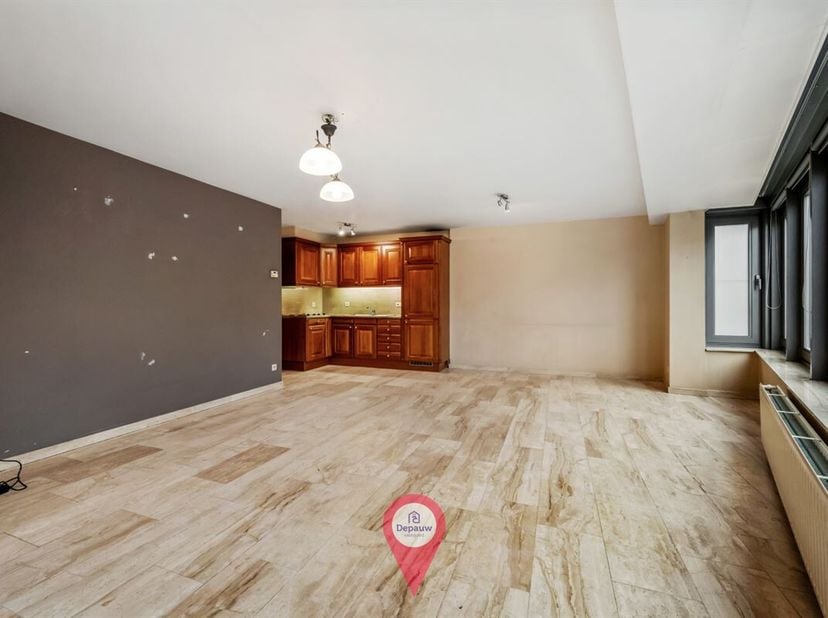 Instapklaar appartement in het bruisende centrum van Wetteren, vlakbij alle winkels, horeca, openbaar vervoer,...Indeling: inkomhal, apart toilet, lic