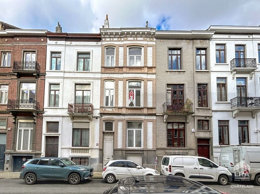 ERA CHATELAIN biedt deze lichte investeringswoning aan met een prachtige tuin, met een oppervlakte van 293m² (bruto oppervlakte PEB).Het huis bestaat