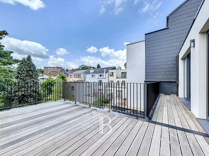 UCCLE VERT-CHASSEUR : Barnes vous propose, pour une première occupation, ce magnifique penthouse entièrement rénové de 130 m², avec 35 m² de terrasse