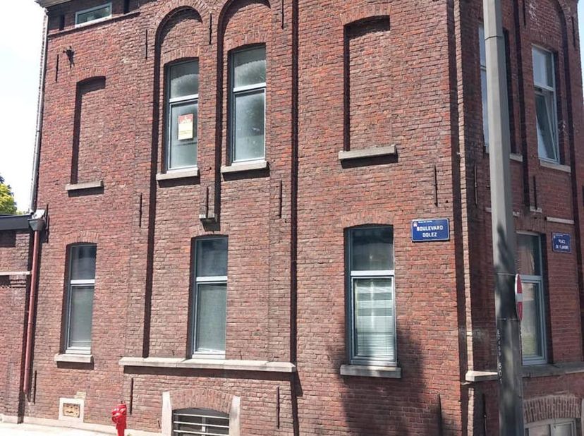 Dossier de candidature à envoyer à l&#039;adresse mail info@hainautfinance.be - A Mons : appartement comprenant pièce de vie avec coin cuisine, salle douch