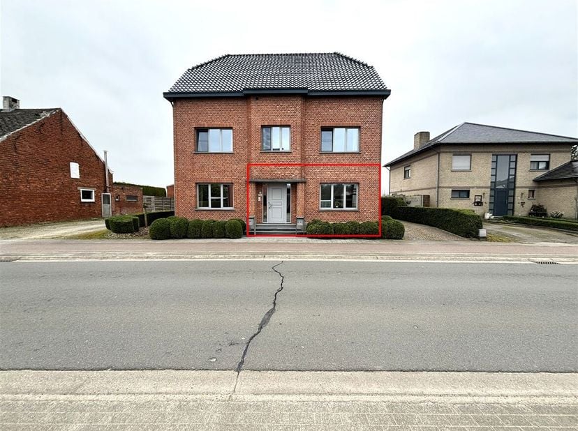 Gezellig 2-slaapkamer gelijkvloers appartement met garage&lt;br /&gt;
Ligging: &lt;br /&gt;
Gunstig gelegen nabij het centrum van Geel. Met verschillende facilite