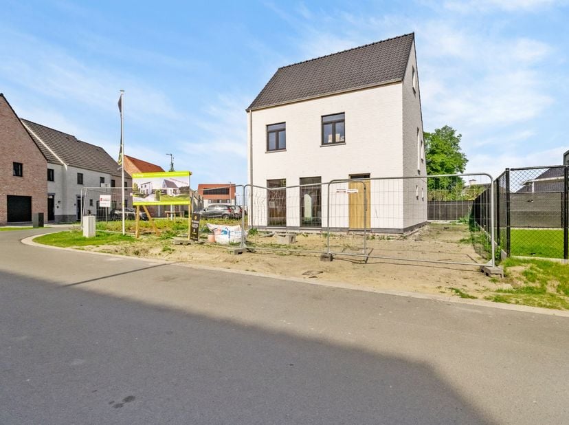 Deze mooie en hedendaagse nieuwbouwwoning heeft alles in huis voor een perfecte thuis! De woning beschikt over veel lichtinval, heeft een duurzame afw