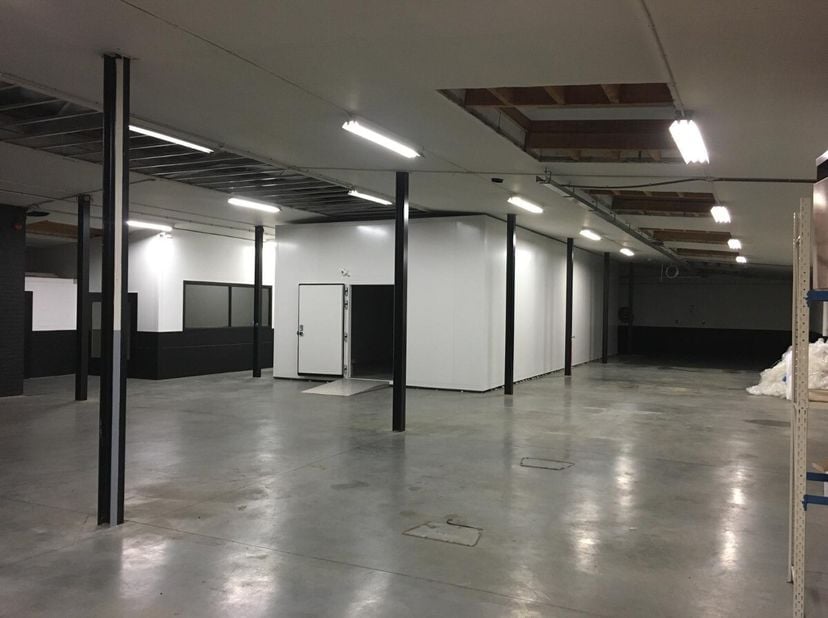 Deze instapklare KMO unit onderging onlangs enkele renovaties.Deze loods staat te koop met een vanaf prijs. Ieder hoger bod zal aan de eigenaar voorge