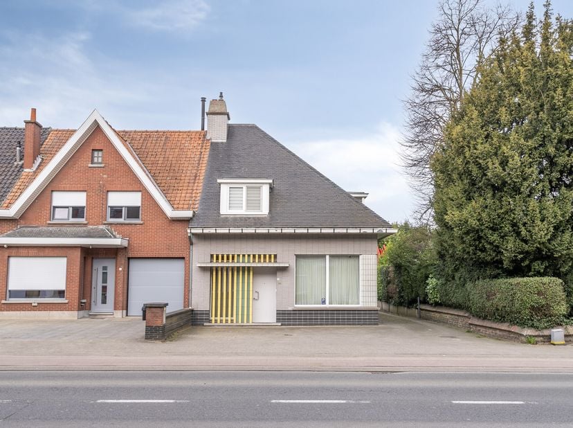 Deze eigendom met een woning uit 1959 en een magazijn uit 2016 biedt u de mogelijkheid om wonen en werken te combineren. Op een perceel van ca. 671 m²
