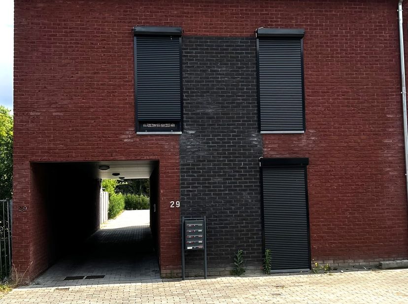 Hierbij aangeboden een zeer recente (2022) gelijkvloersappartement met priveterras en autostaanplaats. Het gebouw bestaande uit 5 wooneenheden.&lt;br /&gt;