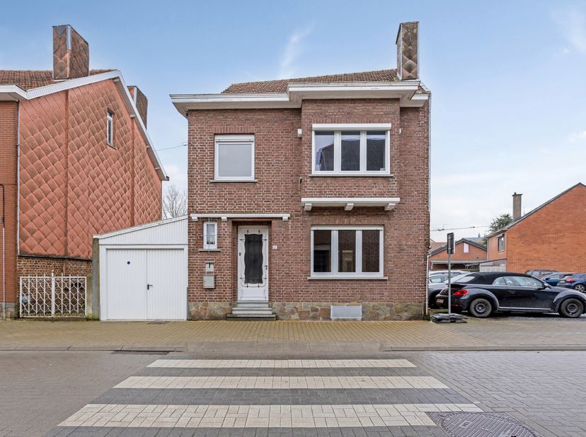 Aangename woning met o.a. een bewoonbare oppervlakte van 180 m², 3 slaapkamers, betonnen vloeren, aangename zuid-georiënteerde tuin, garage, rustige l