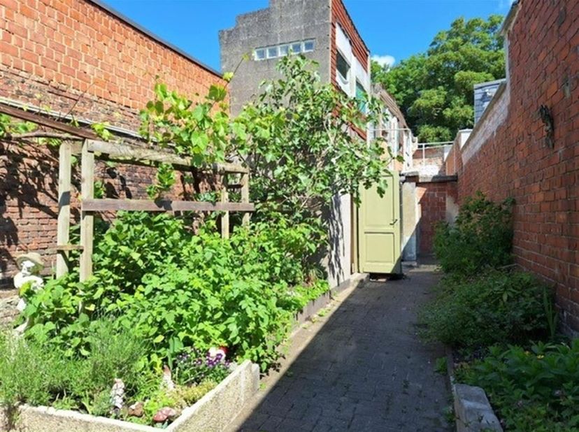 Cette maison mitoyenne de caractère, située à proximité du parc de loisirs De Schorre, offre un excellent potentiel pour ceux qui recherchent un beau