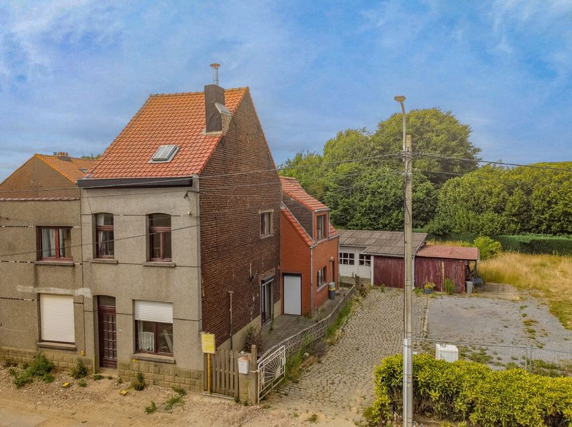 Immo Pické biedt U deze gunstig gelegen driegevelwoning aan in de nabijheid van alle nodige faciliteiten. Deze woning bestaat uit een woonkamer, een e