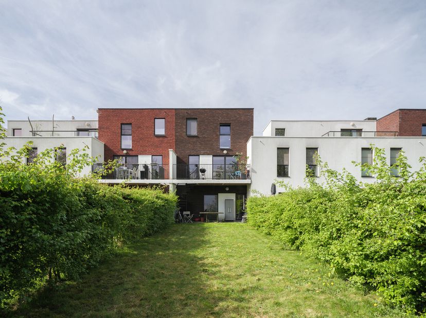 Deze ruime bel-etagewoning combineert een doordachte indeling met een toplocatie langs het populaire fietspad tussen de Bourgoyen en de Blaarmeersen.