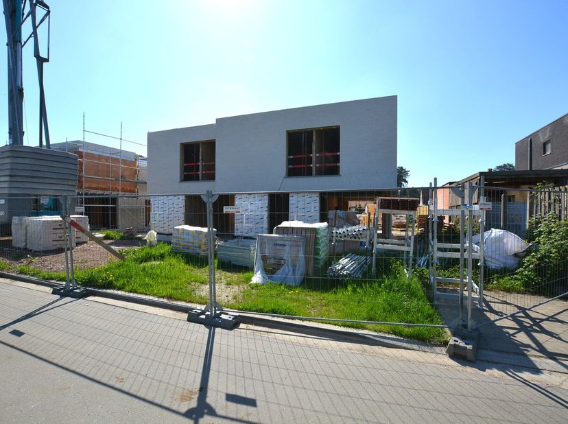 In een residentiële verkaveling te Laakdal, bevindt zich dit energiezuinig nieuwbouwproject bestaande uit 4 halfopen bebouwingen met modern karakter.&lt;