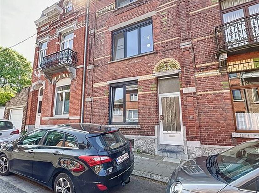 CENTURY 21 Immo Dewaele est ravi de vous présenter cette belle maison rénovée entre 2015 et 2018, à proximité de la gare (200m). Pourvue de hauts plaf