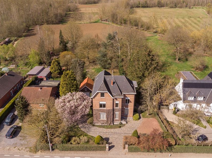 Unieke ingenieurswoning in Franse Manoirstijl, gebouwd aan het einde van WOI.&lt;br /&gt;
Deze klassevolle woning is gelegen op een mooi perceel van ongevee