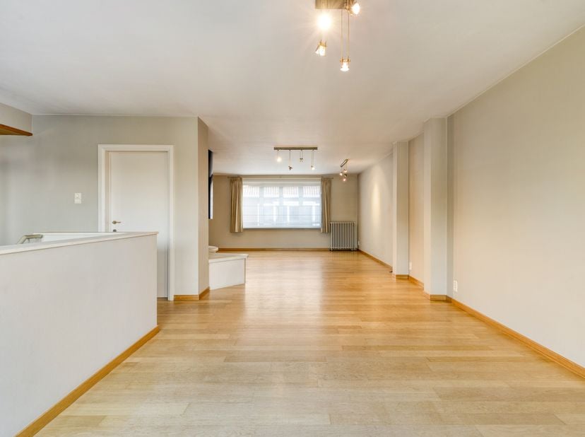 Ontdek deze unieke opportuniteit: een ruim handelspand met woonst gelegen in het bruisende hart van Eernegem. Dit voormalige bankkantoor biedt een sch