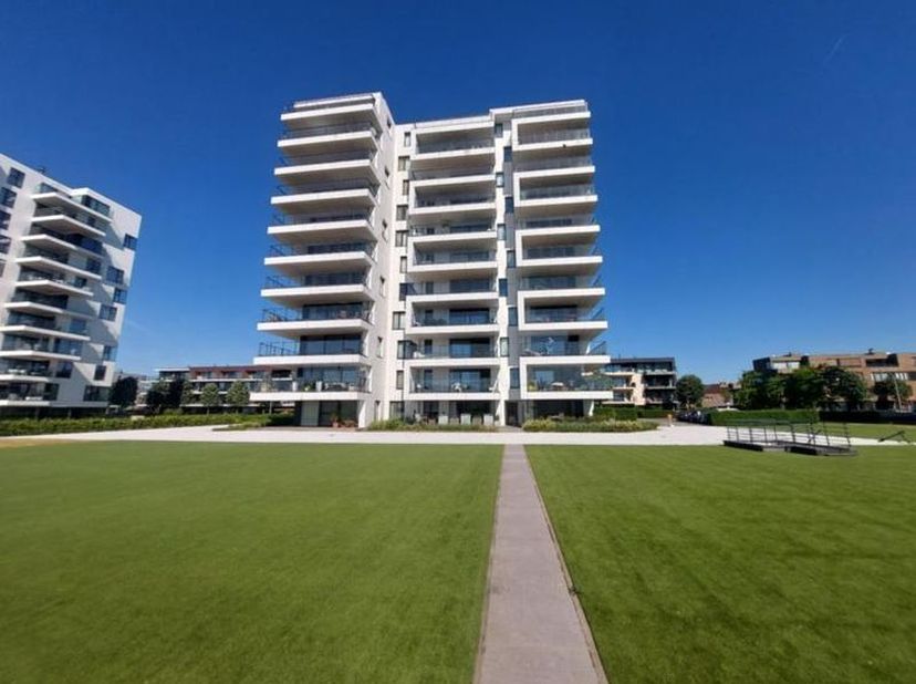 Schitterend gelegen gelijkvloers appartement op De Zaat te Temse, Philippe Saveryslaan 156. Zicht op de Schelde. Inkom met toilet, woonkamer met inger