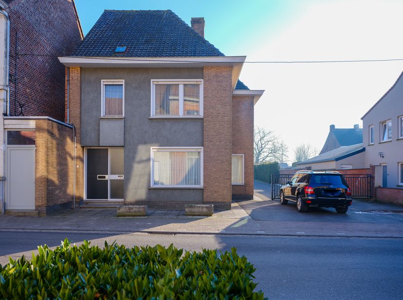 Cette maison avec cabanon est située sur un terrain d&#039;environ 1830m² dans la Edewallestraat 16 à Handzame. La maison a une surface habitable d&#039;environ