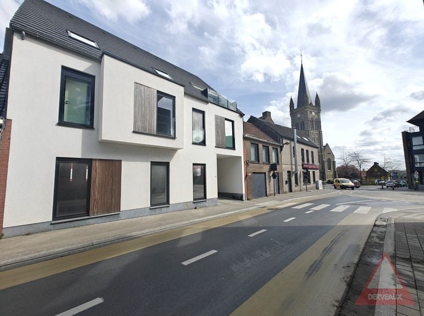 In de Hogestraat in Hooglede, op een centrale en vlot bereikbare ligging, bevindt zich deze garagebox. Ideaal voor wie in de buurt woont en nood heeft