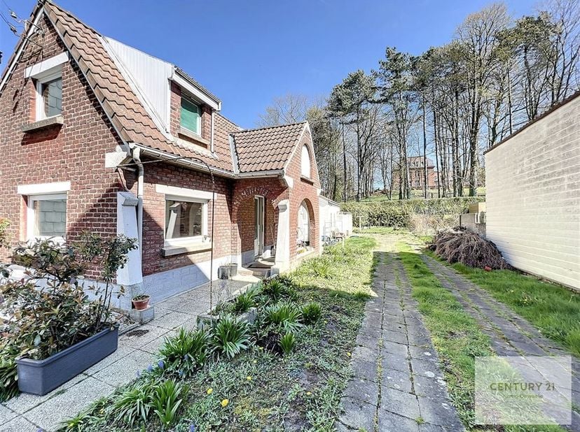 Century 21 Immo Dewaele est ravi de vous présenter cette maison parfaitement située à proximité du centre de Braine-l&#039;Alleud, de ses écoles et commerc