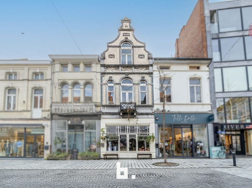 Op de commerciële toplocatie in de bruisende Ooststraat bevindt zich dit ruime handelspand met een totaaloppervlakte van ca. 339 m². Deze eigendom com