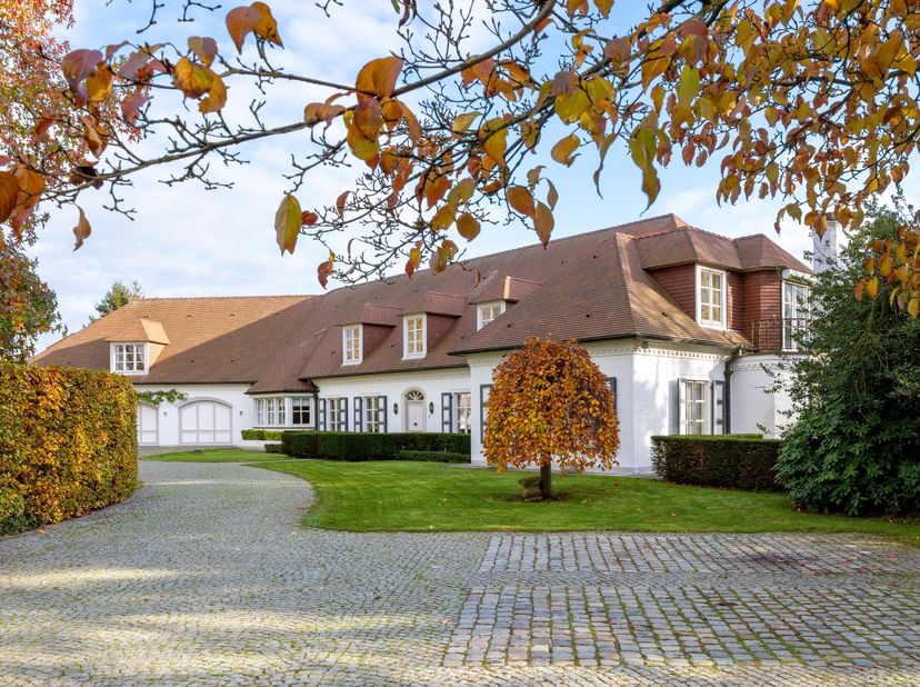 Située dans un beau quartier de villas à distance de marche du centre-ville de Maaseik, cette villa exceptionnelle est très spacieuse et dispose d&#039;un